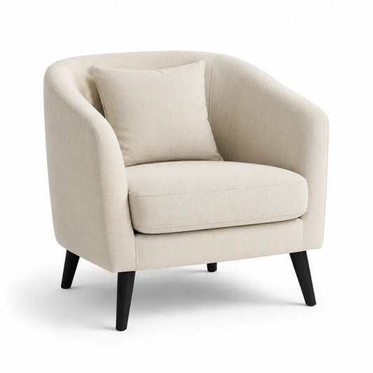 Poltrona in tessuto beige con gambe in legno