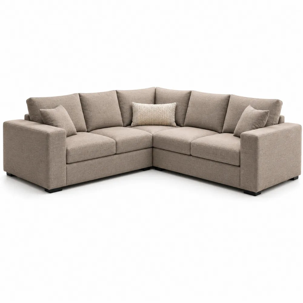 Divano angolare in tessuto beige con cuscini