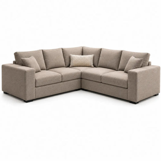 Divano angolare in tessuto beige con cuscini